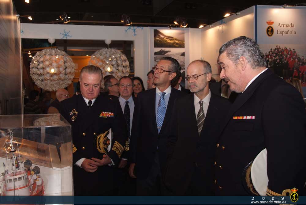 AJEMA, el coseller de Economía y Finanzas y el presidente del salón Náutico en un momento de su visita al stand de la Armada